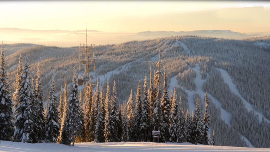 Meerdere bergen in Sun Peaks.